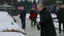 بوتين يضع أكاليل الزهور في سانت بطرسبورغ تكريما لضحايا حصار لينينغراد