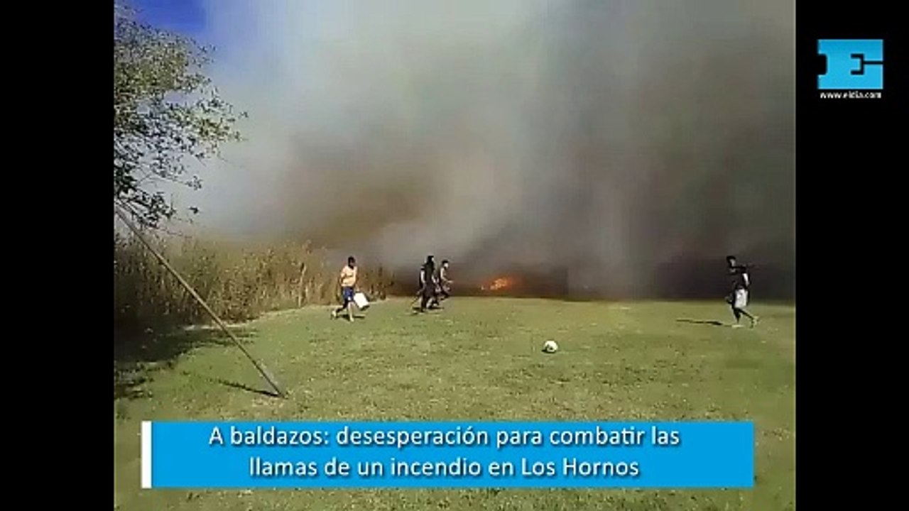 A baldazos: desesperación para contener las llamas de un incendio en Los Hornos