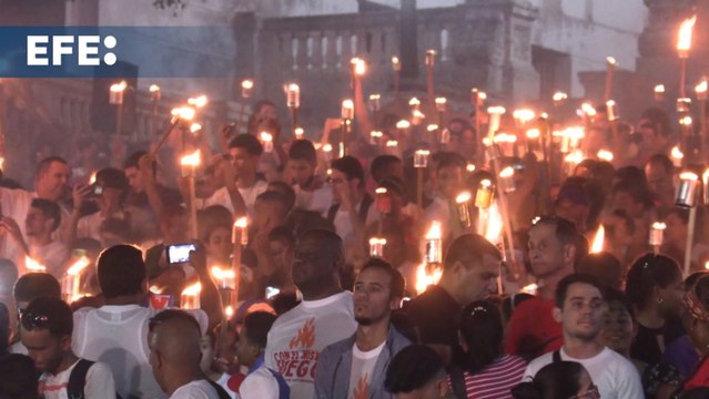 Miles de jóvenes cubanos marchan con antorchas por La Habana para recordar al prócer Martí