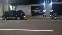 Veículos estacionados no 'jeitinho brasileiro' são denunciados e Transitar confecciona notificações