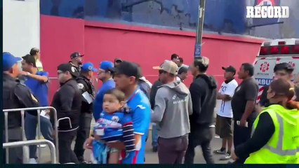 POLICÍA agrede a AFICIONADO de CRUZ AZUL