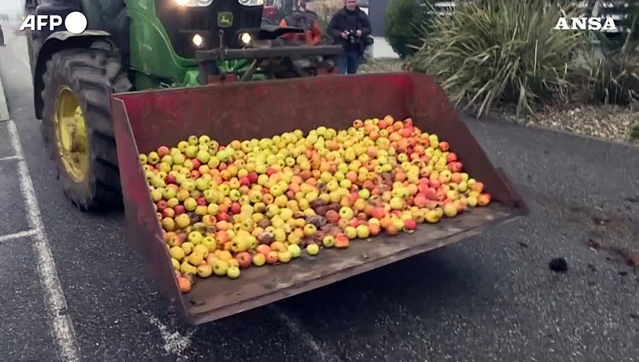 Francia Agricoltori In Rivolta Trattori Sfilano In Autostrada Video Dailymotion