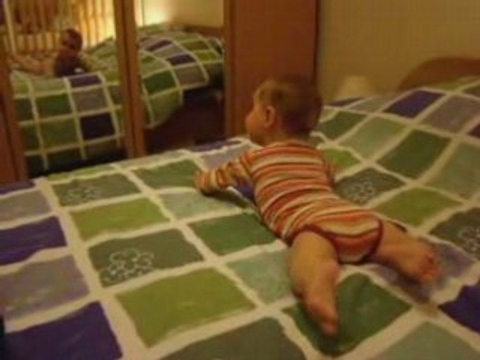 Chloé tente de se mettre à 4 pattes