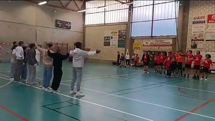 Clapping des Moins 18 Division après leur victoire 27.01.2024