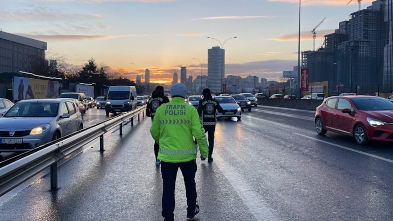 Bakan Yerlikaya: Çakar lamba kullananan 807 sürücüye, 5 Milyon 196 Bin TL para cezası uygulandı