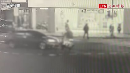 花蓮左轉車未禮讓 撞飛機車進騎樓(民眾提供)