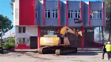 Yıktığı binanın altında kalmaktan son anda kurtuldu, panik anı kamerada