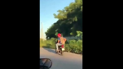 Voyage musclé pour ces 2 motards... ça secoue