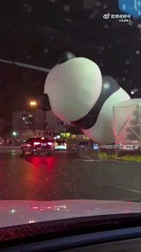 Un très gros panda gonflable s'évade
