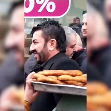 Ekonomiden bihaber! 100 liraya bir tepsi simit isteyen AKP'li aday 'yetmez' diyen çocuğu azarladı