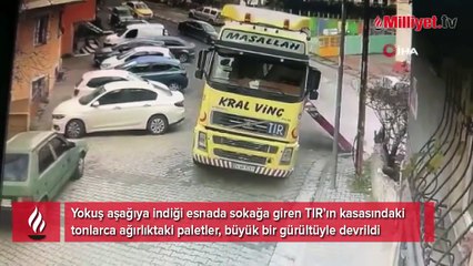 Yokuştan inen TIR'ın kasasındaki dev paletler devrildi
