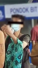 狮城发生冲突！口罩男扯头发，背心男勇敢出手制止 ✨