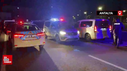 Antalya’da yola masa kurup alkol içen gençler karakola götürüldü