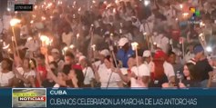 Jóvenes cubanos celebran legado de José Martí en Marcha de las Antorchas