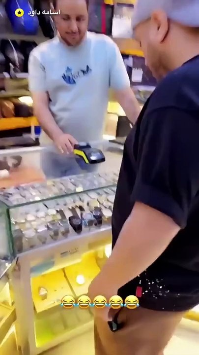 حطيت الشبكة على جيب رائد وسحبت فلوس وهو فاهي 