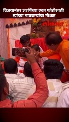 विजयानंतर जरांगे पाटलांची पहिली बैठक, गावकऱ्यांचा फोटोसाठी एकट गोंधळ\