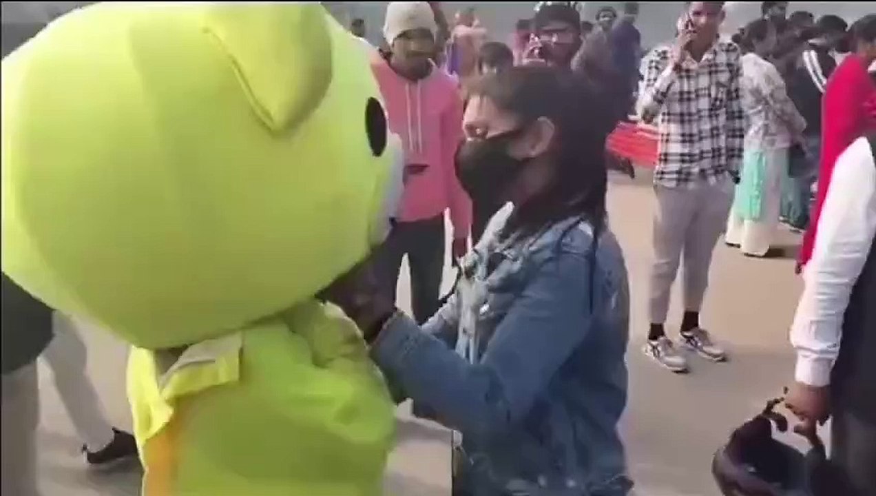 टेडी बियर ने की लड़की से छेड़खानी, फिर लड़की ने दिया दे..दनादन