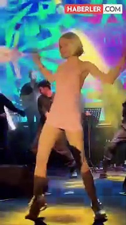 "Konserlerim engelleniyor" diyen Aleyna Tilki, günler sonra sahneye çıkıp mini elbisesiyle dans etti