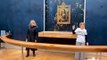 Des militants écologistes ont jeté de la soupe sur la vitre blindée qui protège le chef-d'œuvre de Leonard De Vinci La Joconde  exposé au musée du Louvre à Paris
