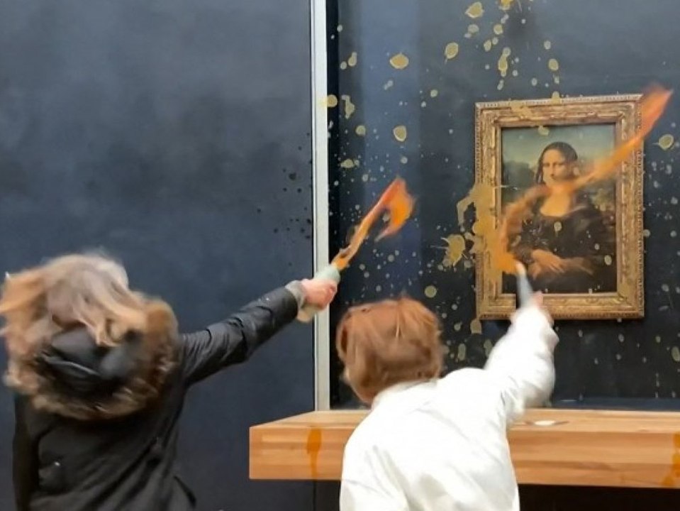 Paris: klimaaktivistinnen bewerfen "mona lisa" mit suppe
