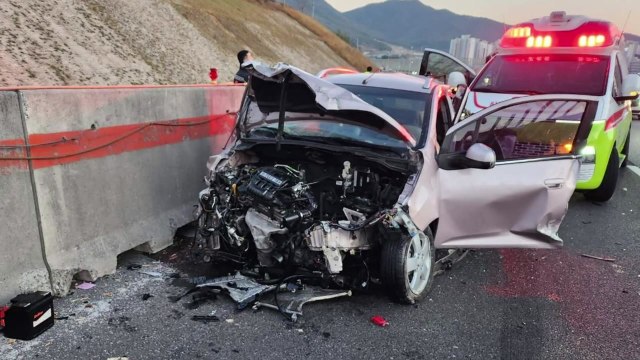 남해고속도로에서 화물차가 경차 들이받아...일가족 4명 다쳐 / YTN