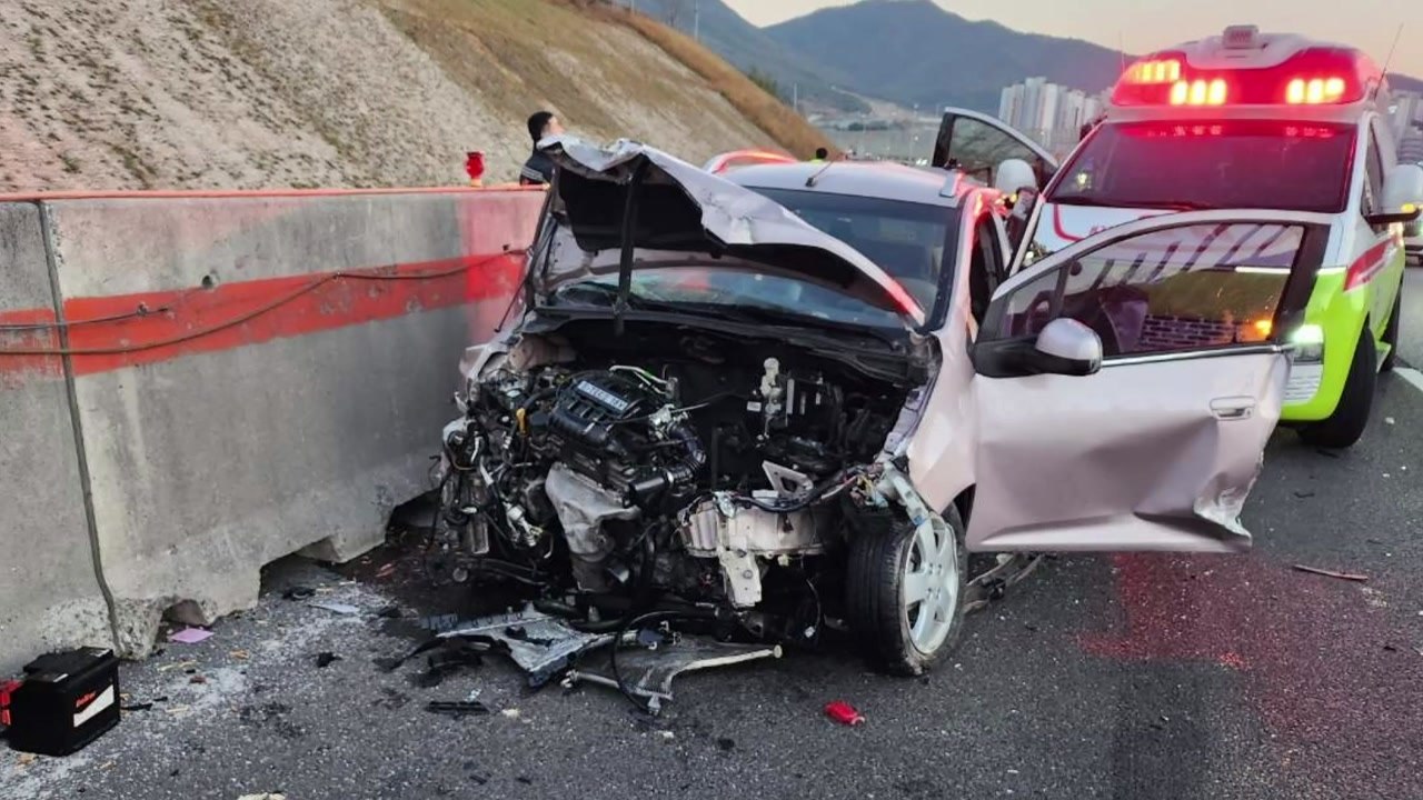 남해고속도로에서 화물차가 경차 들이받아...일가족 4명 다쳐 / YTN