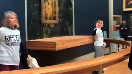 Dos activistas climáticas arrojan sopa sobre la protección de cristal de ‘la Gioconda’