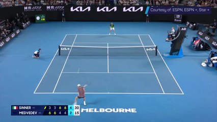 Tải video: Australian Open Shot of the Day - Sinner's winner after incredible rally