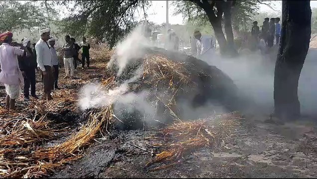बाड़े में लगी आग: पांच ट्रॉली चारा जलकर राख, विद्युत तार से हुई आग लगने की घटना