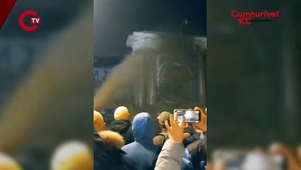 Hükümet binasına gübre döktüler