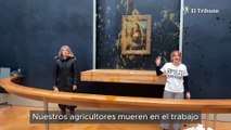 Dos activistas arrojaron sopa contra “La Gioconda” en el Louvre de París