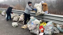 Strada ridotta a pattumiera: volontari in campo per ripulire la bretella Cerca-Binasca