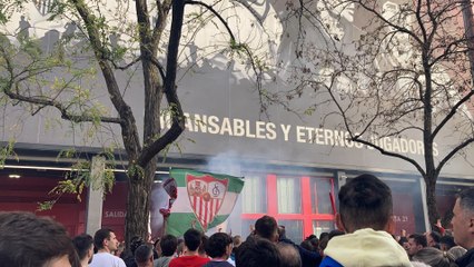 Ultras del Sevilla FC se reúnen en las puertas del Sánchez-Pizjuán ⚽