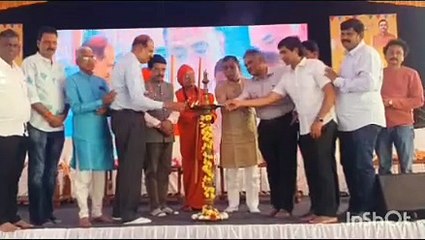 आसमान में परवाज करते रंग बिरंगे पतंग