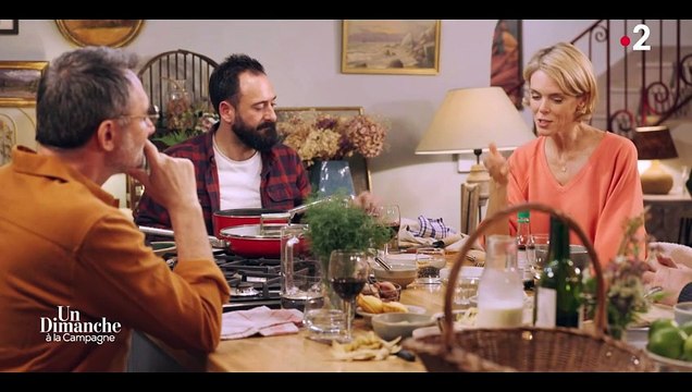 Julie Andrieu se confie sur sa première grande histoire d'amour avec le photographe Jean-Marie Périer dans Un dimanche à la campagne sur France 2.