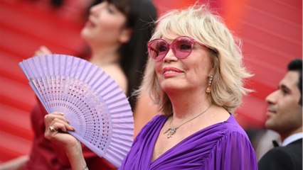 GALA VIDEO - Amanda Lear : elle ironise sur le mystère qui entoure son enfance