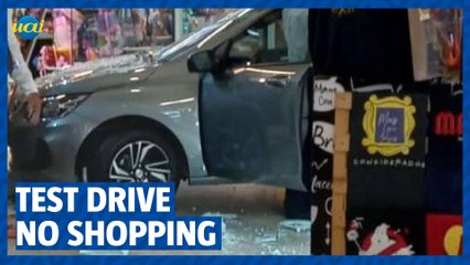 Carro invade loja de shopping