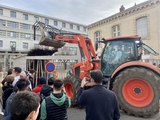 Nouvelle action des agriculteurs devant la Direction départementale des territoires à Clermont-Ferrand