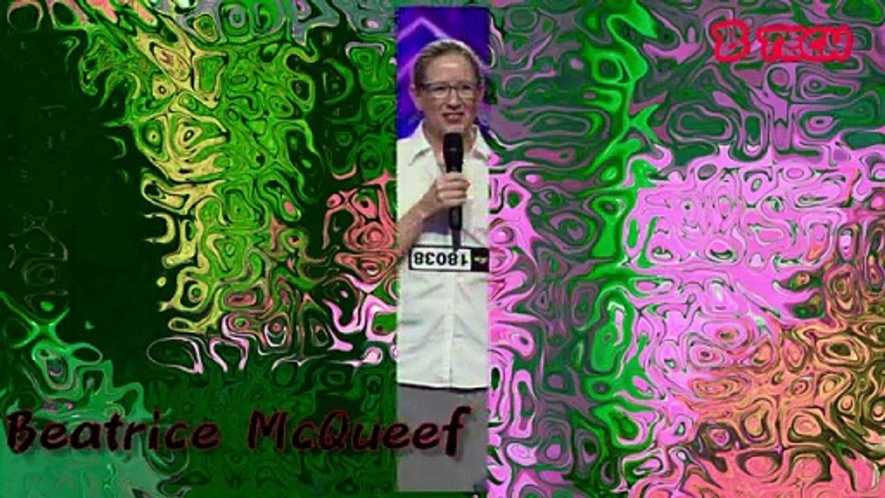 Beatrice McQueefs Auftritt überraschte alle _  Beatrice McQueef spielt Flöte