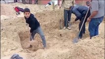 Cavan una fosa común en el hospital Nasser de Gaza para enterrar los cadáveres de la morgue