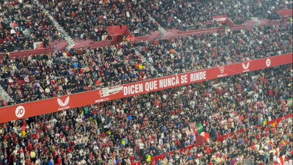 Pitos a Rafa Mir al salir al campo ⚽