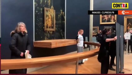 Le avientan sopa a la Mona Lisa en París