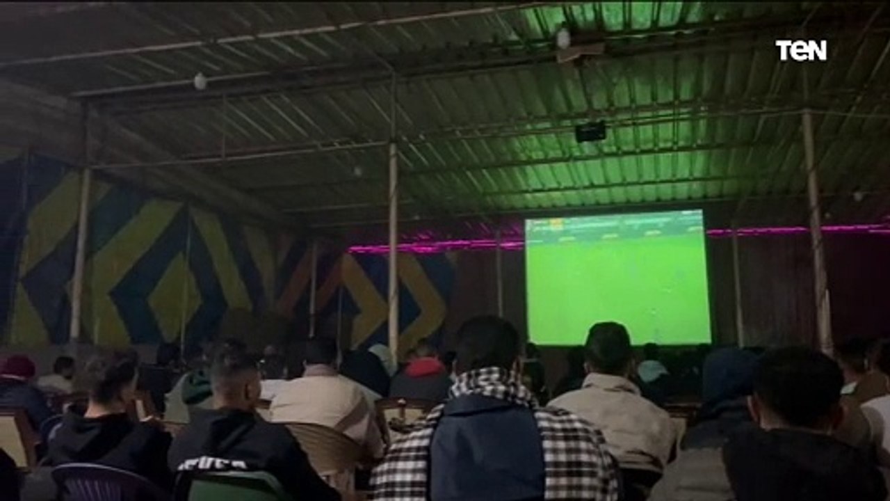 لحمايتهم من الأمطار.. شاهد جماهير المنوفية يتابعون مباراة المنتخب داخل أماكن مغلقة
