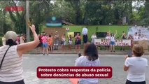 Protesto cobra respostas da polícia sobre denúncias de abuso sexual