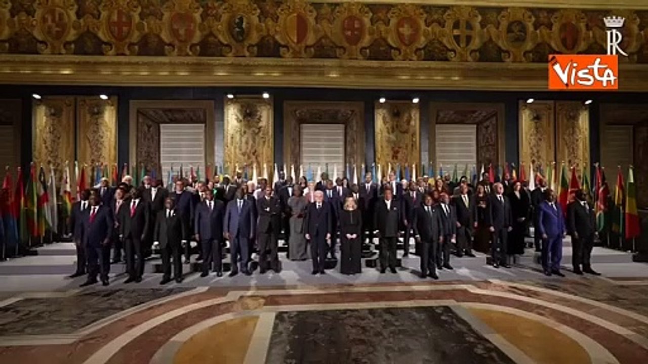 Italia - Africa, la foto di gruppo dei leader africani con Meloni e Mattarella al Quirinale