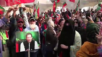 Polícia do Paquistão detém 20 partidários do ex-premiê Imran Khan