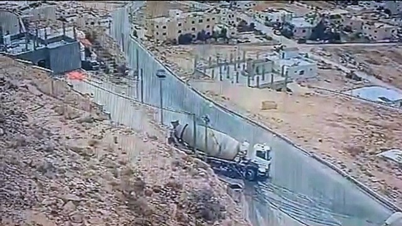 إنقلاب وإنزلاق شاحنة