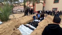 دفن 35 شهيدا بمقابر جماعية داخل مجمع ناصر الطبي في خان يونس