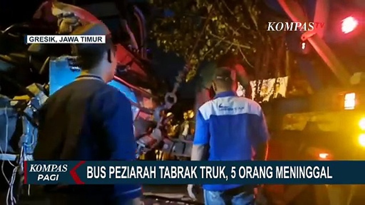 Bus Peziarah di Gresik Jawa Timur Tabrak Truk,...