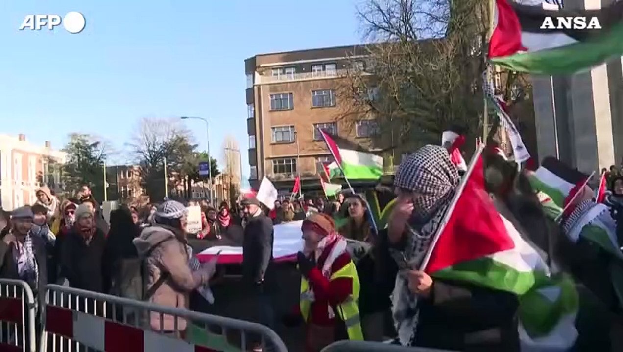 L'Aja, sit-in di filo-palestinesi fuori dalla Corte internazionale dopo il verdetto su Israele